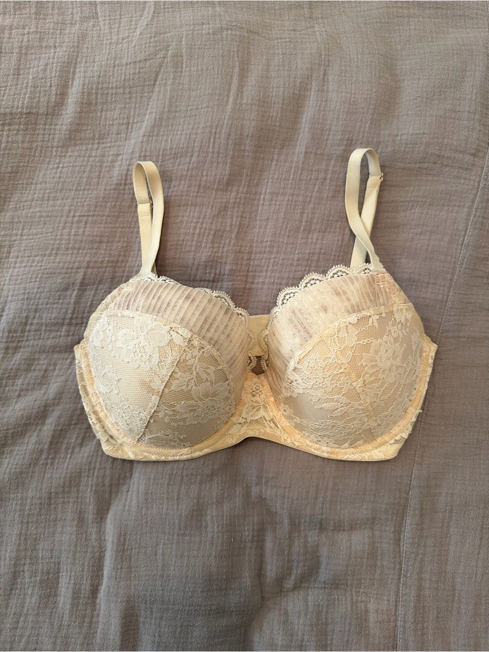 Victoria's Secret Cream Lace Underwire Bra with Scalloped Trim